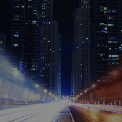 Timelapse de faróis em avenida, ambiente urbano